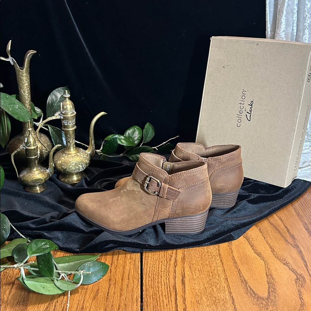 NWT CLARKS BROWN BOOTIE 6M